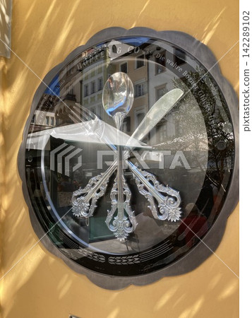 Unique creative wall clock made of metal spoons and forks on a house facade Unique creative wall clock made of metal spoons and forks on a house facade 142289102