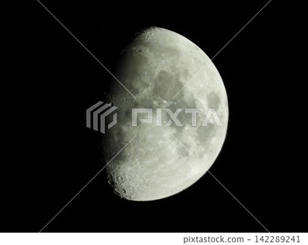 Half moon Half moon 142289241