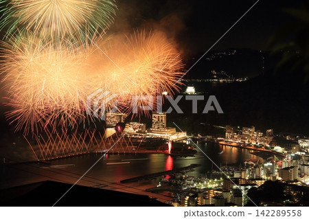 Splendid fireworks blooming on the sea Splendid fireworks blooming on the sea 142289558
