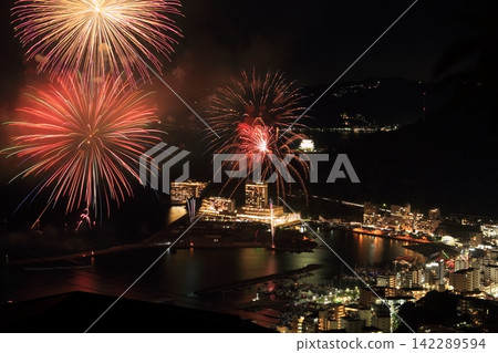 Splendid fireworks blooming on the sea Splendid fireworks blooming on the sea 142289594