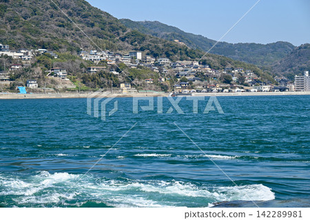 關門海峽和早友海峽的湍急水流,以及對岸(山口縣下關市)的景色。 關門海峽和早友海峽的湍急水流,以及對岸(山口縣下關市)的景色。 142289981