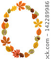 Autumn oval wreath frame with chestnut, acorn and oak leaves arranged in warm orange and yellow tones. Open center leaves copy space for photos, fitting greeting cards, invitations and posters 142289986