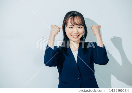 一個帶著微笑的腸道的女人 142290084