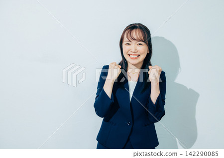 一個帶著微笑的腸道的女人 142290085