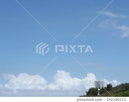 藍藍的天空和白色的雲霧籠罩著沙灘 藍藍的天空和白色的雲霧籠罩著沙灘 142290211