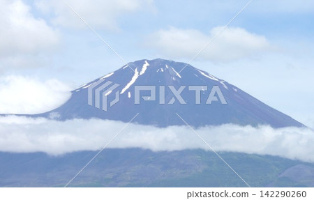 Mount Fuji, with its snow still clinging to the clouds, as seen from Gotemba City, Shizuoka Prefecture in early summer. Mount Fuji, with its snow still clinging to the clouds, as seen from Gotemba City, Shizuoka Prefecture in early summer. 142290260
