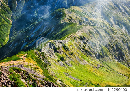 北阿爾卑斯山笠岳的山脊線 142290400