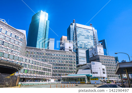 酷暑中的東京城市景觀…百合海鷗線新橋站和汐留街區的建築群…=8月25日 酷暑中的東京城市景觀…百合海鷗線新橋站和汐留街區的建築群…=8月25日 142290497