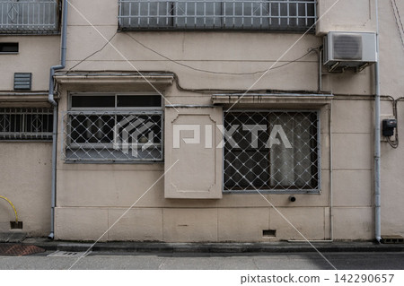 The apartment building's exterior walls retain the atmosphere of the Showa era, with distinctive window frames and a mortar-built facade. The apartment building's exterior walls retain the atmosphere of the Showa era, with distinctive window frames and a mortar-built facade. 142290657