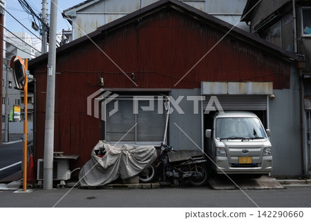 A retro Showa-era factory with rusty corrugated iron walls catches the eye, and a light van and motorcycle are parked in the garage. A retro Showa-era factory with rusty corrugated iron walls catches the eye, and a light van and motorcycle are parked in the garage. 142290660