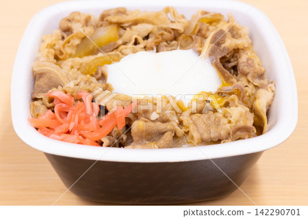 一份美味的牛肉便當盒,上面放著醃薑和一顆溏心蛋。 一份美味的牛肉便當盒,上面放著醃薑和一顆溏心蛋。 142290701