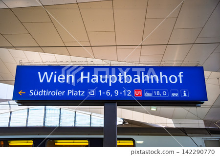 奧地利維也納。維也納中央車站 (Wien Hauptbahnhof) 的車站標誌。 奧地利維也納。維也納中央車站 (Wien Hauptbahnhof) 的車站標誌。 142290770