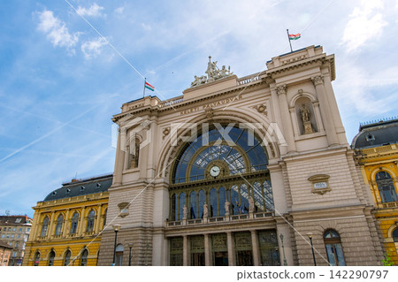 匈牙利布達佩斯。布達佩斯東火車站(Keleti)雄偉而美麗的古老車站建築。 匈牙利布達佩斯。布達佩斯東火車站(Keleti)雄偉而美麗的古老車站建築。 142290797
