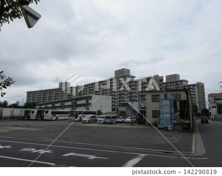 A view of a large housing complex 142290819