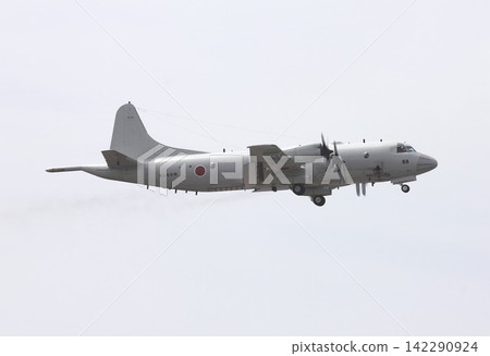 一架日本海上自衛隊的P-3C「獵戶座」巡邏機在空中飛行。 一架日本海上自衛隊的P-3C「獵戶座」巡邏機在空中飛行。 142290924
