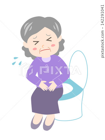 一位老婦人坐在馬桶上,痛苦地摀著肚子。 一位老婦人坐在馬桶上,痛苦地摀著肚子。 142291041