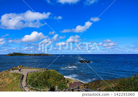 位於日本最北端禮文島的須賀登岬觀景台,以及漂浮在近海的戶堂島。 位於日本最北端禮文島的須賀登岬觀景台,以及漂浮在近海的戶堂島。 142291060