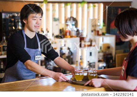 咖啡吧的男女員工 咖啡吧的男女員工 142292141