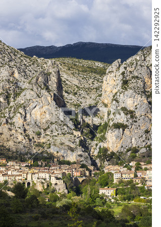 Moustiers-Sainte-Marie, Alpes-de-Haute-Provence, Provence, France Moustiers-Sainte-Marie, Alpes-de-Haute-Provence, Provence, France 142292925