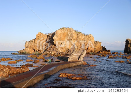 “大岩”，位於大岩海岸。青森縣西津輕郡深浦町。岩石島的風景。 142293464