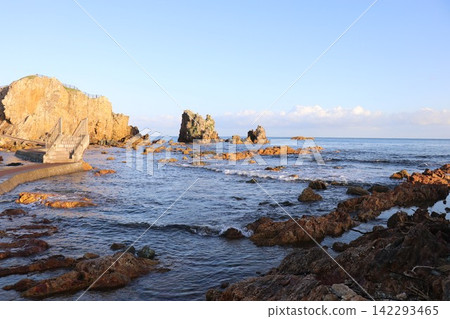 “大岩”,位於大岩海岸。青森縣西津輕郡深浦町。岩石島的風景。 “大岩”,位於大岩海岸。青森縣西津輕郡深浦町。岩石島的風景。 142293465