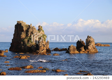 “大岩”,位於大岩海岸。青森縣西津輕郡深浦町。岩石島的風景。 “大岩”,位於大岩海岸。青森縣西津輕郡深浦町。岩石島的風景。 142293469
