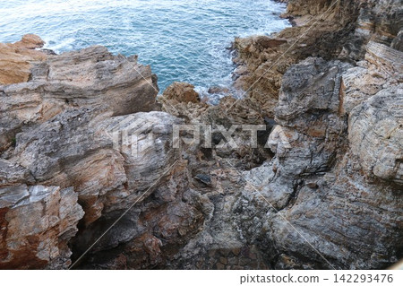 “大岩”,位於大岩海岸。青森縣西津輕郡深浦町。岩石島的風景。 “大岩”,位於大岩海岸。青森縣西津輕郡深浦町。岩石島的風景。 142293476