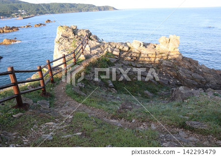 “大岩”,位於大岩海岸。青森縣西津輕郡深浦町。岩石島的風景。 “大岩”,位於大岩海岸。青森縣西津輕郡深浦町。岩石島的風景。 142293479