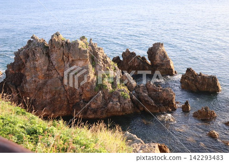 "Oiwa" (大岩), located on Oiwa Coast. Fukaura Town, Nishitsugaru District, Aomori Prefecture. A landscape of a rocky island. "Oiwa" (大岩), located on Oiwa Coast. Fukaura Town, Nishitsugaru District, Aomori Prefecture. A landscape of a rocky island. 142293483