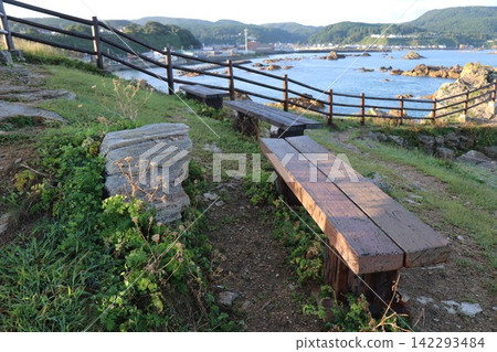 “大岩”,位於大岩海岸。青森縣西津輕郡深浦町。岩石島的風景。 “大岩”,位於大岩海岸。青森縣西津輕郡深浦町。岩石島的風景。 142293484