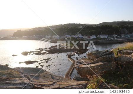 “大岩”,位於大岩海岸。青森縣西津輕郡深浦町。岩石島的風景。 “大岩”,位於大岩海岸。青森縣西津輕郡深浦町。岩石島的風景。 142293485