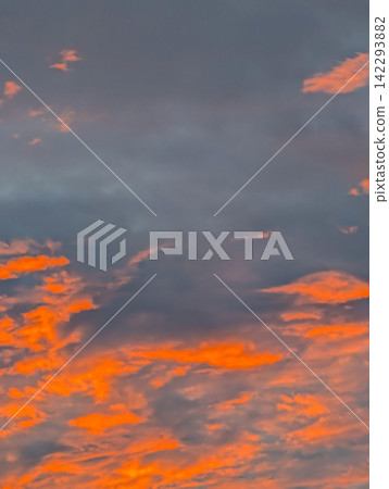 夕陽將烏雲和深邃的天空染成鮮豔的橙色 / 一幅壯麗的日落天空的夢幻背景圖 夕陽將烏雲和深邃的天空染成鮮豔的橙色 / 一幅壯麗的日落天空的夢幻背景圖 142293882