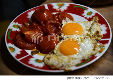 Scrambled eggs on white plate over white wooden Scrambled eggs on white plate over white wooden 142294070