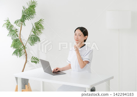 The woman at the beauty salon reception The woman at the beauty salon reception 142294183
