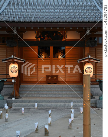 松戶市松戶塚的松戶隆寺,在松戶塚坂川燈籠節當天。 松戶市松戶塚的松戶隆寺,在松戶塚坂川燈籠節當天。 142294782