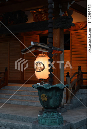 松戶市松戶塚的松戶隆寺,在松戶塚坂川燈籠節當天。 松戶市松戶塚的松戶隆寺,在松戶塚坂川燈籠節當天。 142294783