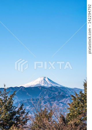 從妙峰峠眺望白雪皚皚的富士山及周圍群山。 從妙峰峠眺望白雪皚皚的富士山及周圍群山。 142294792