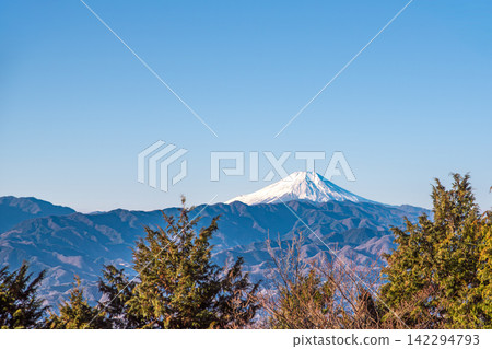 The mountains of Okutakao and Mount Fuji as seen from the summit of Myoo Pass on a clear day. The mountains of Okutakao and Mount Fuji as seen from the summit of Myoo Pass on a clear day. 142294793