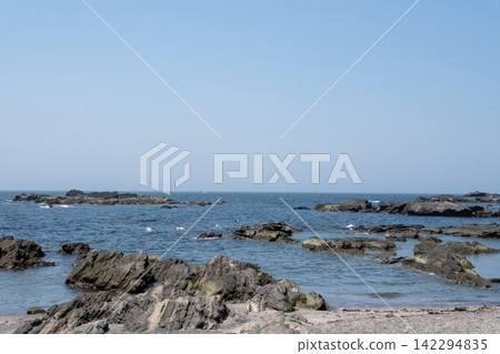 The rocky shore and ocean scenery of Jogashima Island on the Miura Peninsula in Kanagawa Prefecture. The rocky shore and ocean scenery of Jogashima Island on the Miura Peninsula in Kanagawa Prefecture. 142294835