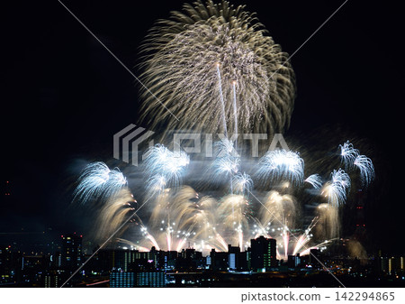 大型、壯觀的煙火在夜空中綻放，與城市燈光交相輝映。 142294865