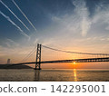 夕陽西下，明石海峽大橋沐浴在平靜的瀨戶內海中。 142295001