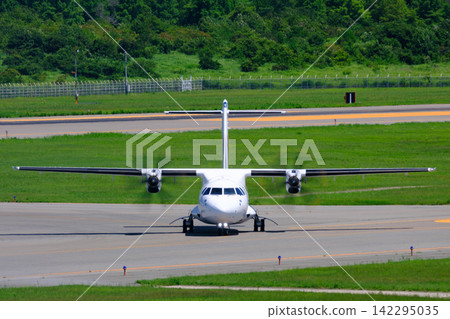A propeller plane that has landed A propeller plane that has landed 142295035