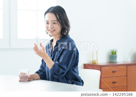 Middle-aged and elderly women taking supplements Middle-aged and elderly women taking supplements 142295166
