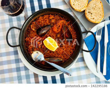 Plate of spaish dish seafood paella 142295186