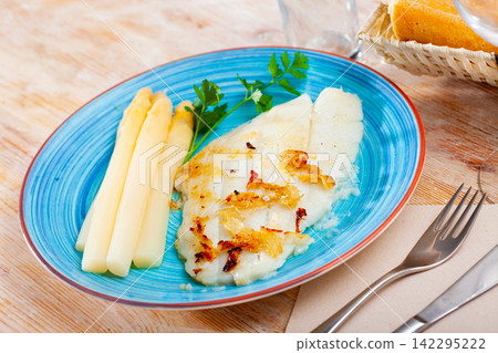 Grilled halibut fillet with asparagus Grilled halibut fillet with asparagus 142295222