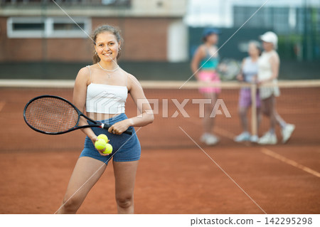 Young woman posing on tennis court 142295298