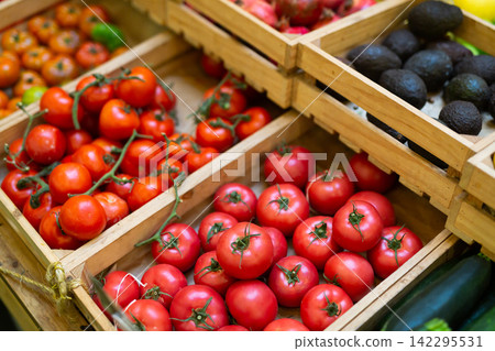 Bunch of red tomatoes in boxes 142295531