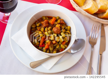 Habas a la catalana, Spanish bean ste Habas a la catalana, Spanish bean ste 142295545