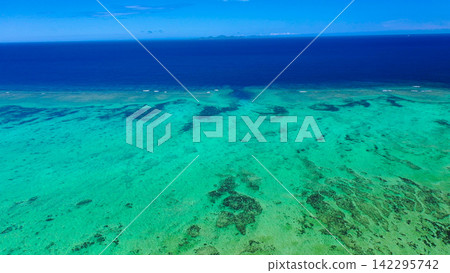 在沖繩島北部的地平線上可以看到伊澤納島和伊平屋島。 在沖繩島北部的地平線上可以看到伊澤納島和伊平屋島。 142295742