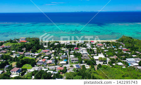 沖繩島北部今歸仁村的海景和村莊景色 142295743